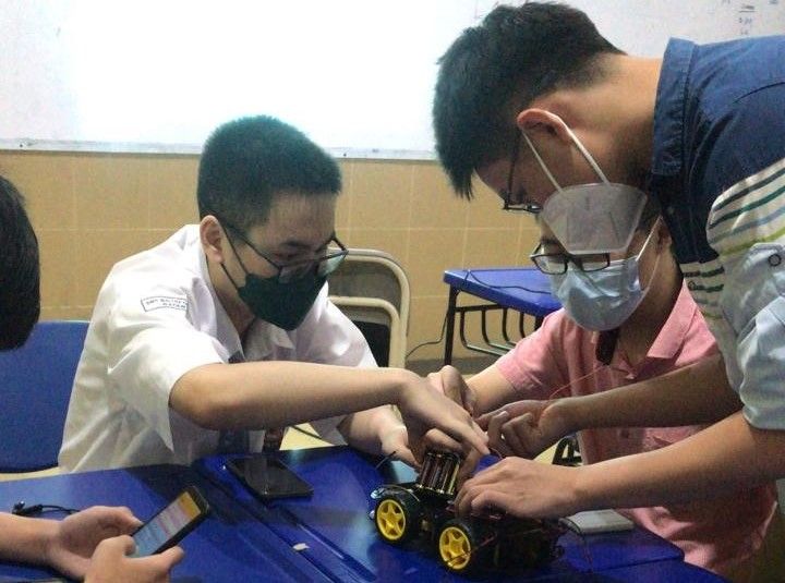 Program Studi Teknik Informatika UVERS Adakan Kegiatan Pengenalan Pemrograman Mobile Robot di SMK Maitreyawira Batam